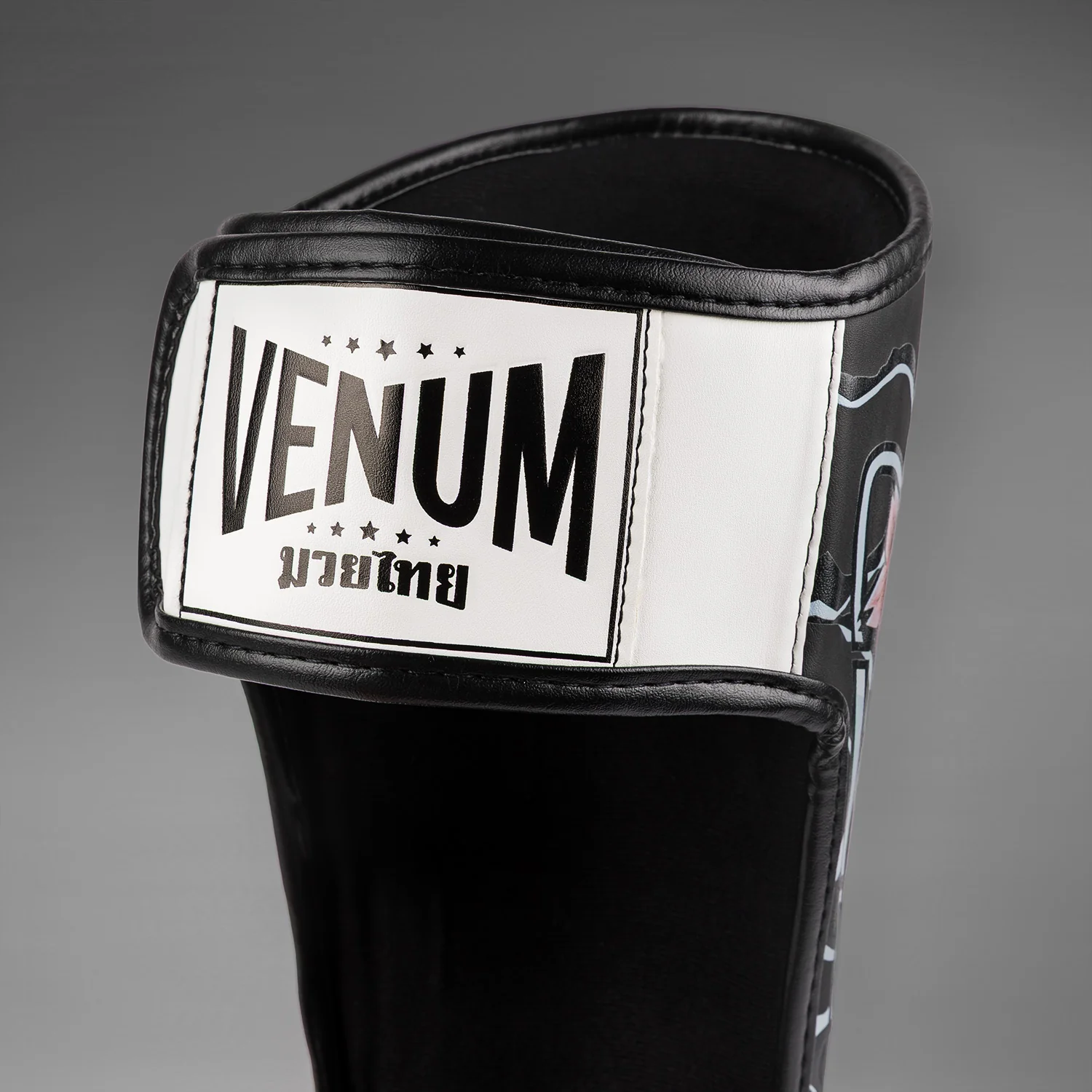 Venum x Tawanchay Schienbeinschoner – Schwarz/Weiß - Image 6