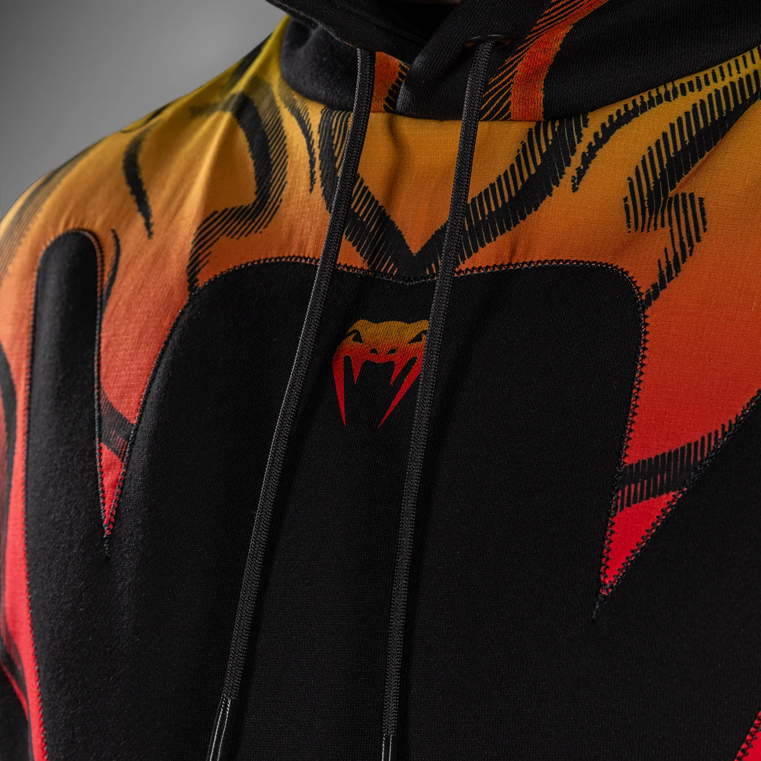 Venum x TEKKEN 8 Kapuzenpullover - Yoshimitsu - Schwarz/Orange - Image 5