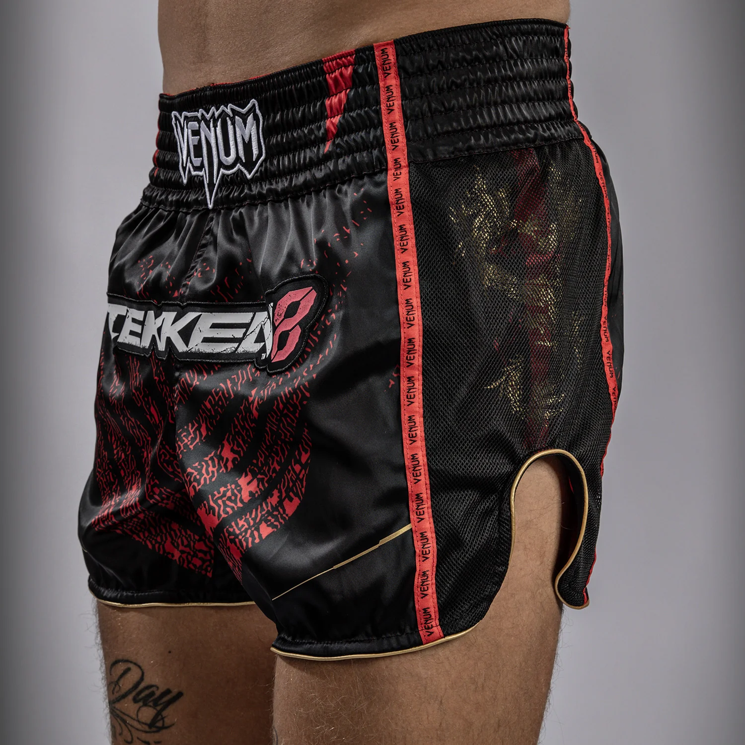 Venum x TEKKEN 8 - Marshall Law Muay Thai Shorts - Schwarz/Rot/Gold - Image 6