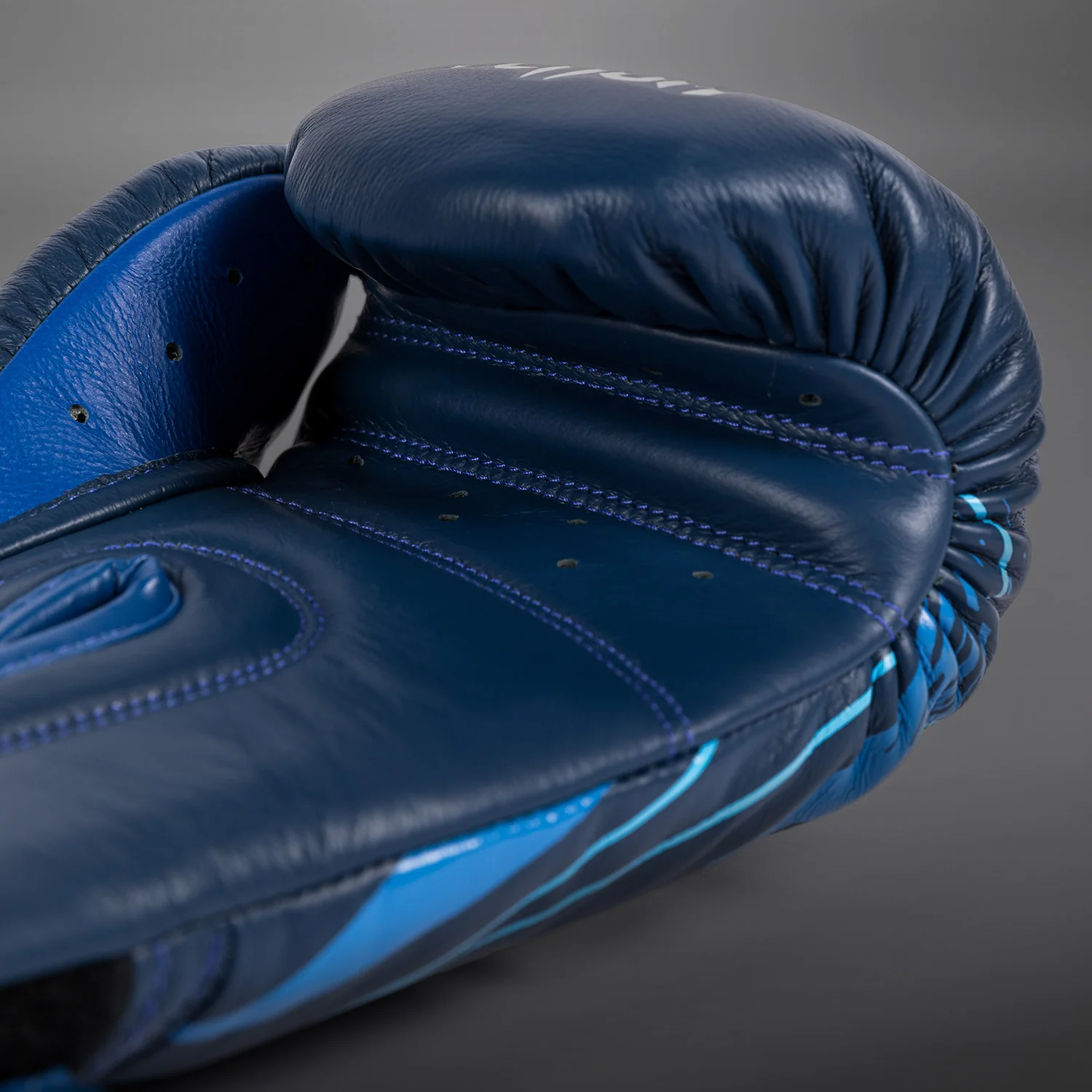 Venum x Top Rank Original Hammer Boxhandschuhe - Marineblau - Image 5